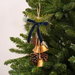 Cloche et pomme de pin suspendue