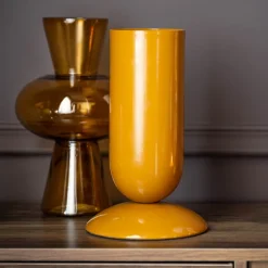 Vase sur pied ocre